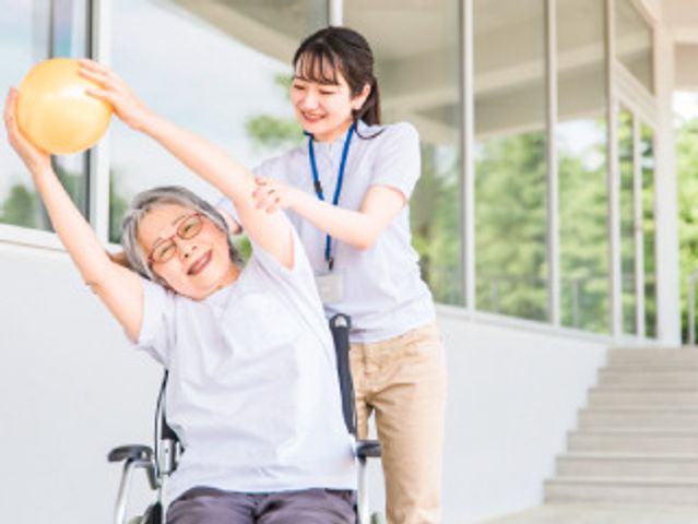 笑顔のスタッフと利用者 リハビリ 笑顔溢れる運動時間です。スタッフのサポートのもと、心身の活動を積極的に行っています。