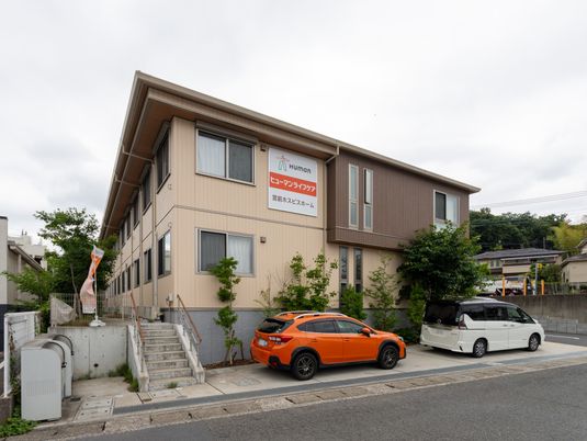 広い駐車場の外観
