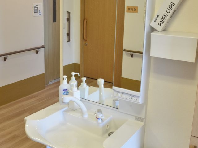 ゆったり洗面台 洗面台 ゆとりある空間の洗面台は、使いやすさに配慮されています。手すりも設置してあり、安心です。