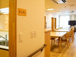 共有スペースとキッチン