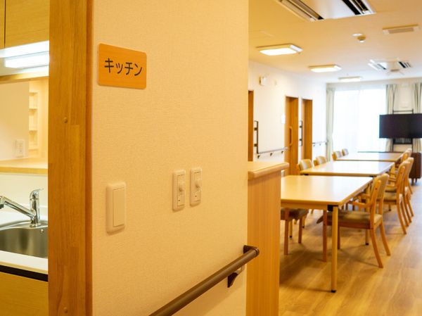 共有スペースとキッチン