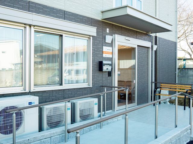 入り口とベンチのエクステリア 玄関 清潔なエントランスはバリアフリー設計で、待ち合わせに便利なベンチも完備しています。
