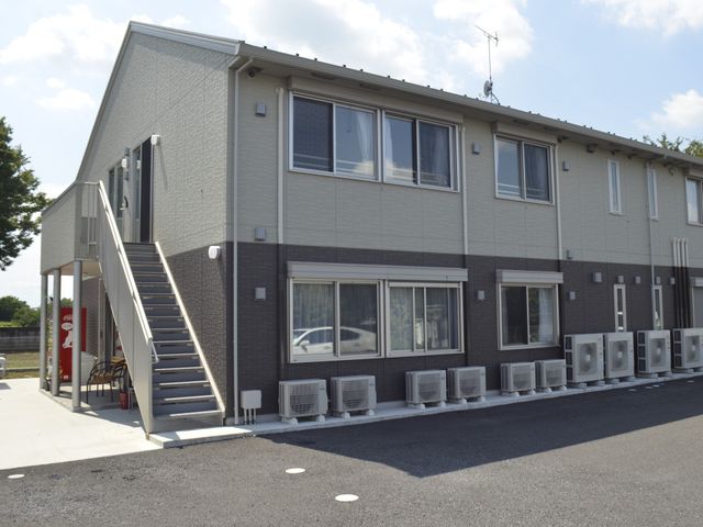 ゆとりある外観の施設 外観 広々とした建物前面は、清潔感のある落ち着いた色合いで、安心感を与える外観です。