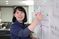 スケジュールを指示する女性