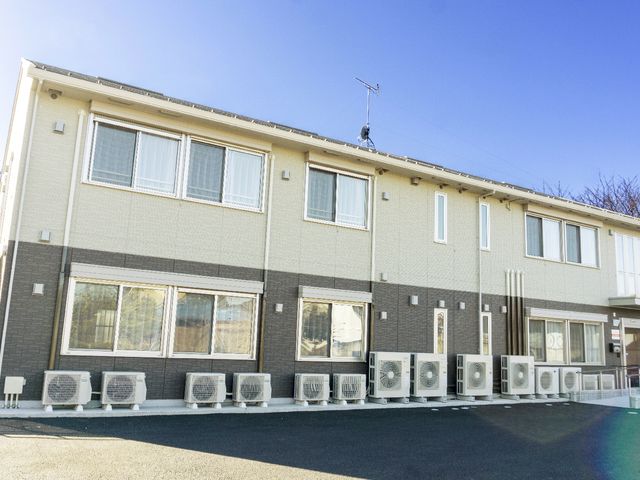 清潔な白い外観 外観 日当たりの良い外観を誇る施設で、心地よい職場環境での就業をご検討いただけます。