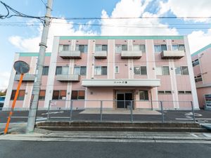 ピンクの外壁の建物