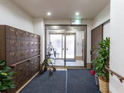 廊下に郵便受けと手押し車