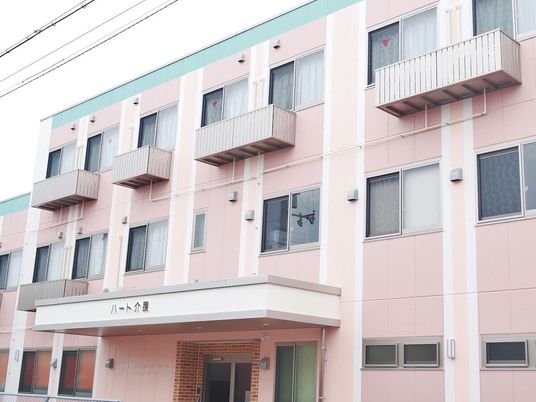 ピンク色の建物外観