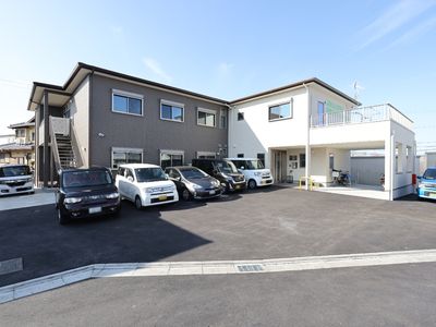 施設の外観と駐車場