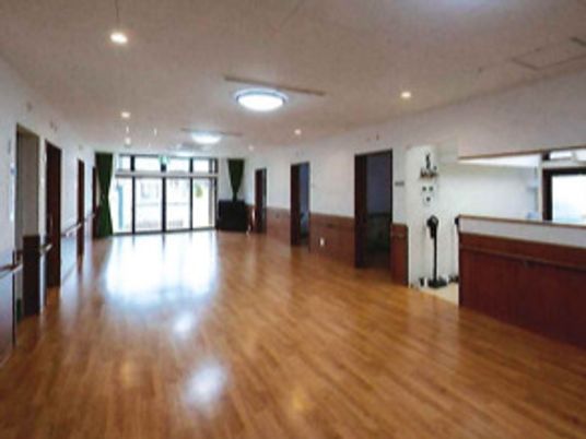 明るい広々とした廊下