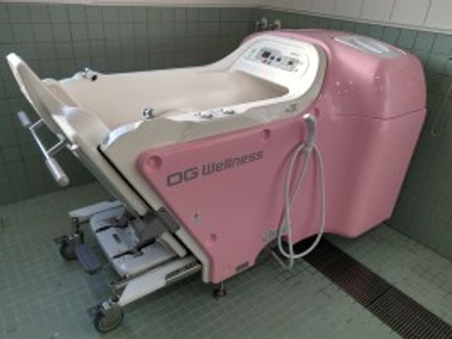 ピンクの浴槽がある浴室 浴室 入浴介助に便利な設備が整ったスペースです。快適なケアをサポートします。