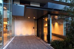 モダンな建物エントランス