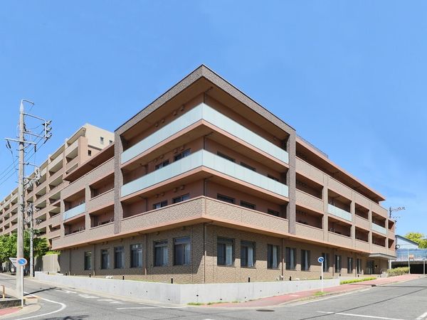 明るい外観の建物