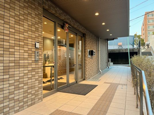 手すりとエントランスの通路