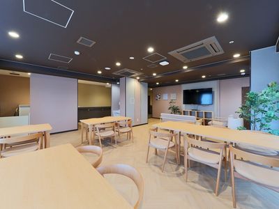 明るい共用ダイニング空間