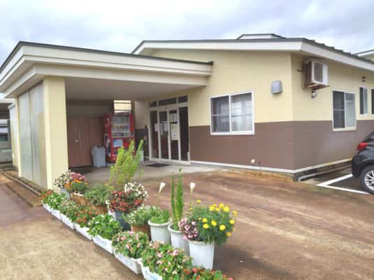 花が飾られた建物