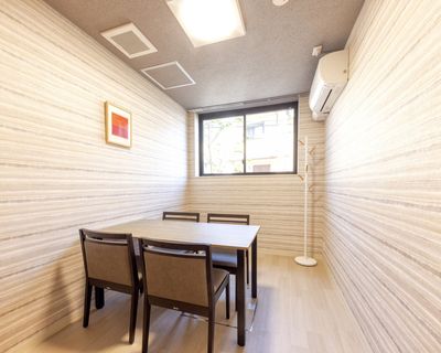居室のテーブルと椅子