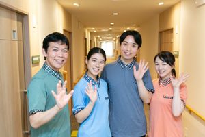 笑顔のスタッフが廊下で並ぶ様子  
