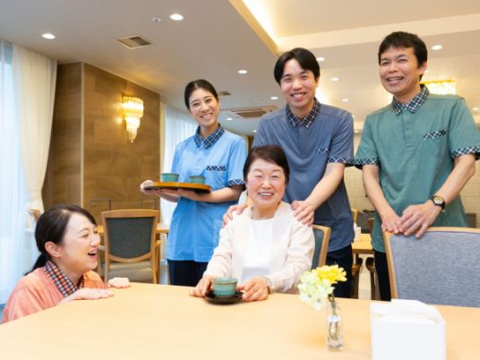 笑顔の利用者と職員の食堂  