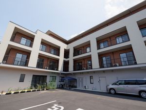 明るい外観の施設