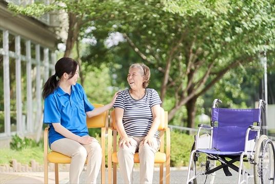 職員と笑顔で話す女性