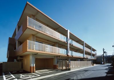 多階層の建物の外観