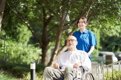 車椅子の利用者とスタッフ