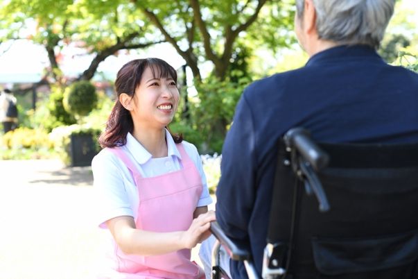 介護職員と利用者の笑顔