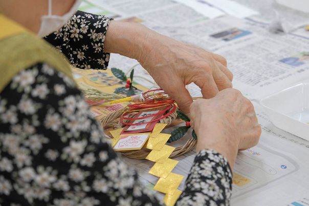 手作業をする高齢者の手