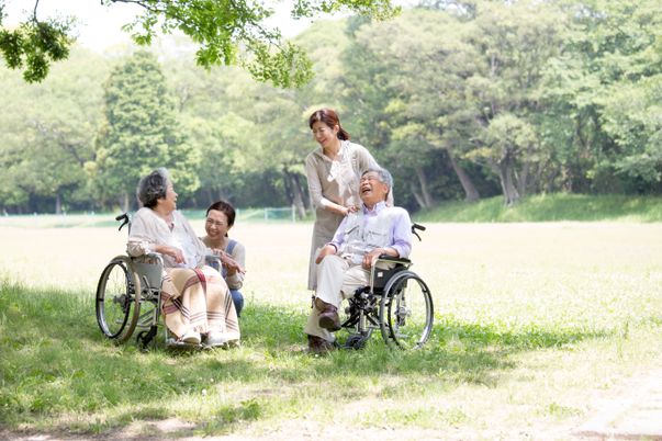 笑顔で対話する人々とスタッフ