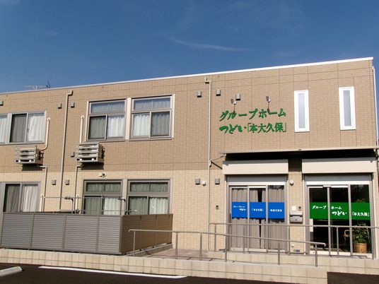 明るい建物の外観
