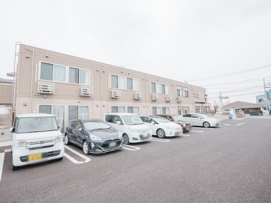 明るい外観の建物