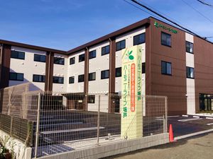 茶色の建物の外観