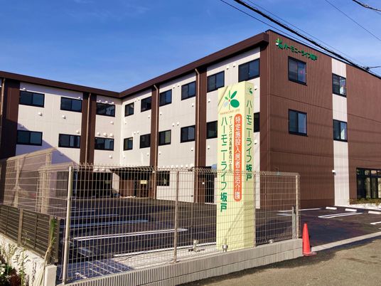 茶色の建物の外観