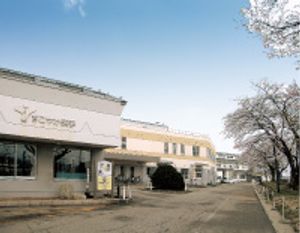 明るい外観の建物