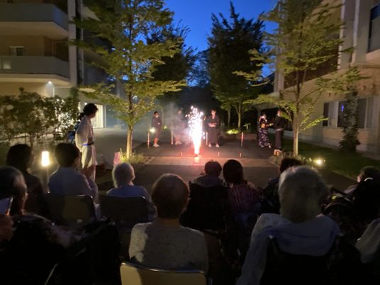 夜の中庭の様子