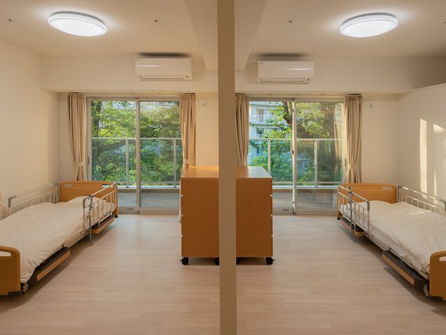 明るい居室 居室 自然光が差し込む明るい空間で、木々の緑を眺められます。リラックスしたひと時を過ごせます。