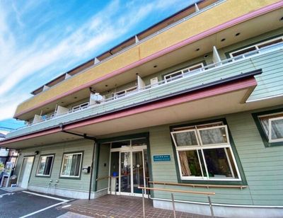 三階建ての建物外観