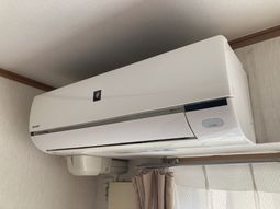 落ち着いた空間のエアコン