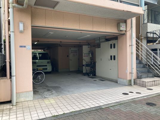 緑の車が停まる駐車場