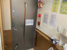 出入口の近く