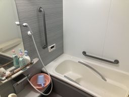 手すり付き浴槽の浴室