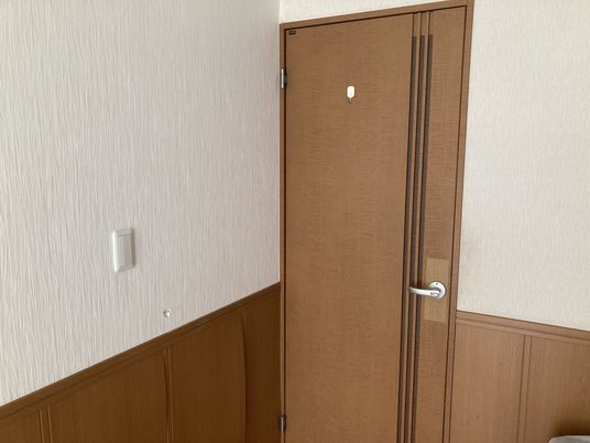 木目の扉と壁