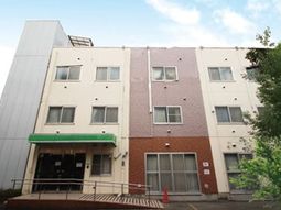 緑の屋根が目印の建物