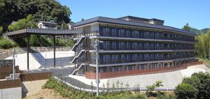 遠くから見た建物外観