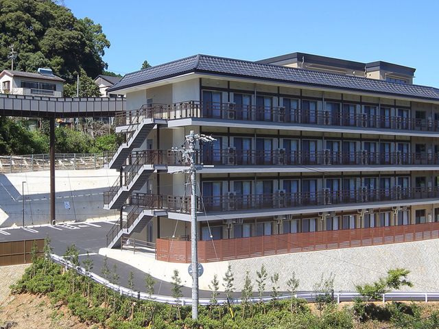 遠くから見た建物外観 外観 周囲の緑と調和したモダンな設計の建物です。自然との調和を感じる環境で働けます。