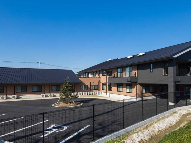 モダンな建物の外観 外観 広大な敷地に建つ、最新設備を完備したモダンな施設です。庭には豊かな緑が広がっています。