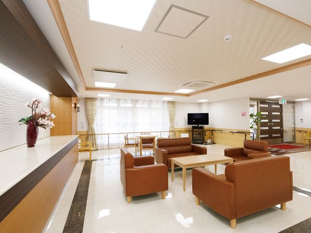広々とした快適ラウンジ 共有スペース 天井が高く明るい空間のラウンジです。ソファーやテーブルが整えられ、休憩や交流に適しています。