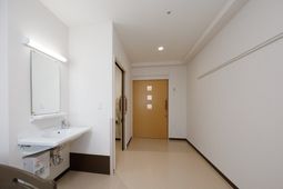 洗面台付きの居室入口