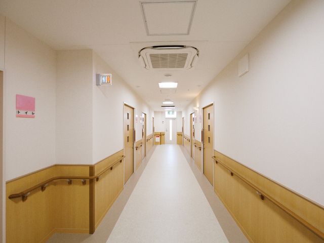 清潔な廊下の風景 廊下 広く明るい通路は、行き交う方々の安全に配慮されており、手すりが設置されています。